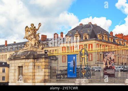 VERSAILLES, Frankreich - 2. Juli 2016: Kopf (Haupt-) Eingang mit den Menschen (Touristen) im Schloss Versailles. Versailles, Frankreich. Stockfoto