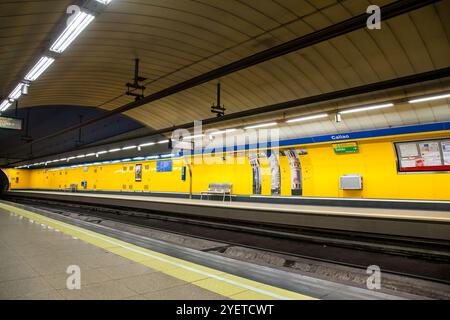 Leerer Bahnsteig der U-Bahn-Station Callao in Madrid, Spanien. Die leuchtend gelben Wände und das moderne Design schaffen eine beeindruckende Umgebung für den städtischen Nahverkehr Stockfoto