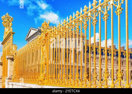 VERSAILLES, Frankreich - 2. Juli 2016: Golden Gate von Chateau de Versailles mit blauem Himmel. Paris, Frankreich. Stockfoto