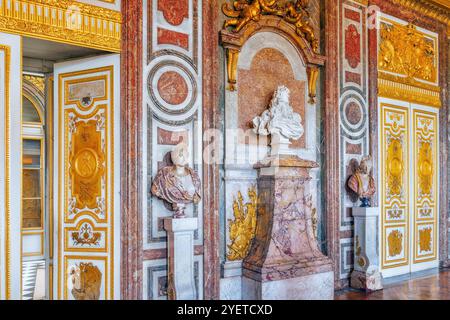 VERSAILLES, Frankreich - 2. Juli 2016: Diana Zimmer-Salon im ersten Stock des Schloss Versailles. Stockfoto