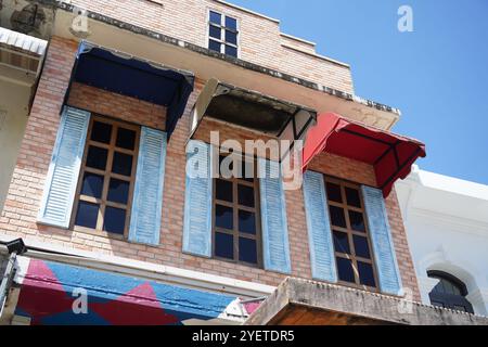 Detaillierte Sicht auf Fenster, Türen und Balkone von Stadtgebäuden Stockfoto