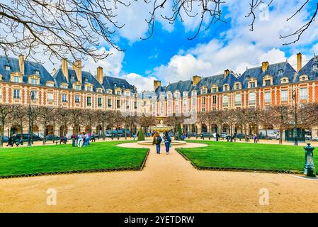 Paris, Prance-19. März 2024: Prächtiger Place des Vosges im Herzen von Paris. Stockfoto
