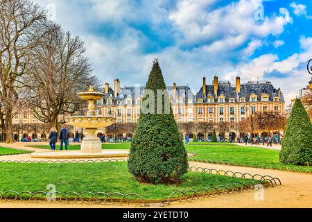 Paris, Prance-19. März 2024: Prächtiger Place des Vosges im Herzen von Paris. Stockfoto