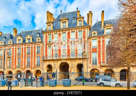 Paris, Prance-19. März 2024: Prächtiger Place des Vosges im Herzen von Paris. Stockfoto