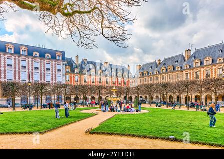 Paris, Prance-19. März 2024: Prächtiger Place des Vosges im Herzen von Paris. Stockfoto