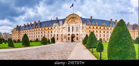 Haus der Invaliden. Herrliches, wunderschönes Paris im frühen Frühling. Stockfoto