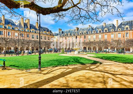 Paris, Prance-19. März 2024: Prächtiger Place des Vosges im Herzen von Paris. Stockfoto