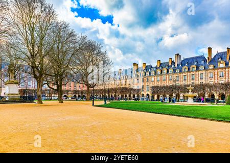 Paris, Prance-19. März 2024: Prächtiger Place des Vosges im Herzen von Paris. Stockfoto