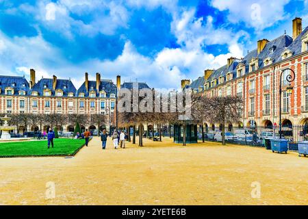 Paris, Prance-19. März 2024: Prächtiger Place des Vosges im Herzen von Paris. Stockfoto