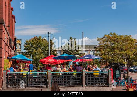 Duluth, MN, USA - 25. September 2024: Essen im Freien auf der Straße im Canal Park-Viertel mit seinen malerischen Straßen mit Backsteinhäusern aus dem 19. Jahrhundert und Stockfoto