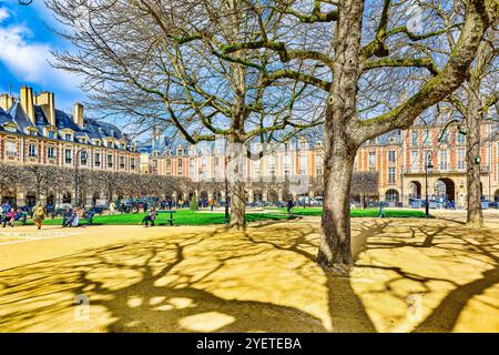 Paris, Prance-19. März 2024: Prächtiger Place des Vosges im Herzen von Paris. Stockfoto