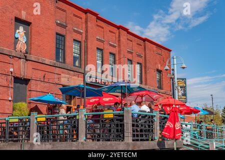 Duluth, MN, USA - 25. September 2024: Essen im Freien auf der Straße im Canal Park-Viertel mit seinen malerischen Straßen mit Backsteinhäusern aus dem 19. Jahrhundert und Stockfoto