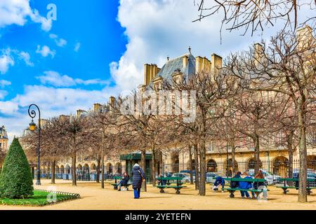 Paris, Prance-19. März 2024: Prächtiger Place des Vosges im Herzen von Paris. Stockfoto