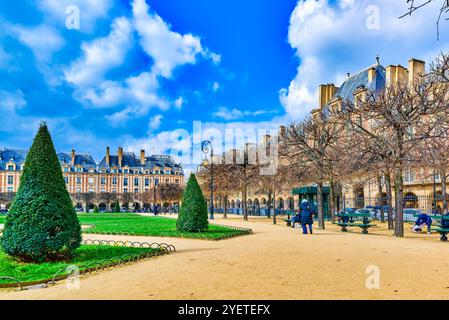 Paris, Prance-19. März 2024: Prächtiger Place des Vosges im Herzen von Paris. Stockfoto