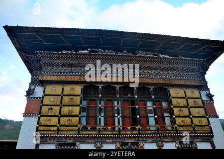 Teilweiser Blick auf den Königspalast, auch bekannt als Dechencholing-Palast, erbaut 1953, in Thimphu, Bhutan Stockfoto