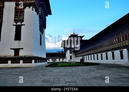 Teilweiser Blick auf den Königspalast, auch bekannt als Dechencholing-Palast, erbaut 1953, in Thimphu, Bhutan Stockfoto