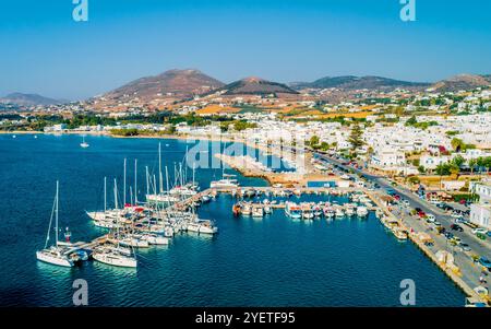 Vogelperspektive von Segelbooten, die im Jachthafen der Insel Paros, Griechenland, liegen Stockfoto