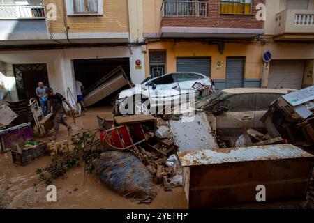 Valencia, SPANIEN, 1. November 2024 . Zahlreiche Fahrzeuge stapelten sich in Alfafar, einer kleinen Stadt in der Nähe von Valencia nach starken Regenfällen am 29. Oktober. Quelle: Eduardo Ripoll Stockfoto