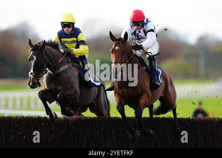 Cadell fuhr von Derek Fox (rechts) auf dem Weg, die bet365 Novices' Chase auf der Wetherby Racecourse zu gewinnen. Bilddatum: Freitag, 1. November 2024. Stockfoto