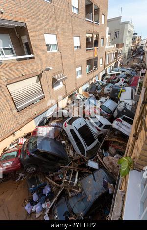 Valencia, SPANIEN, 1. November 2024 . Zahlreiche Fahrzeuge stapelten sich in Alfafar, einer kleinen Stadt in der Nähe von Valencia nach starken Regenfällen am 29. Oktober. Quelle: Eduardo Ripoll Stockfoto