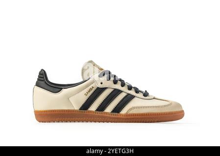 Belgrad, Serbien - 30. August 2024. Adidas Originals Samba Beige mit schwarzen Streifen. Turnschuhe Schuhe, Vintage-Sneaker-Turnschuhe. Isoliert auf weißem Hintergrund Stockfoto