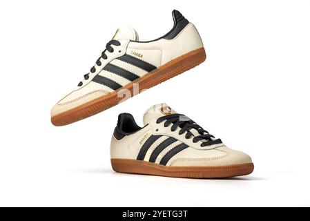 Belgrad, Serbien - 30. August 2024. Adidas Originals Samba Beige mit schwarzen Streifen. Turnschuhe Schuhe, Vintage-Sneaker-Turnschuhe. Isoliert auf weißem Hintergrund Stockfoto