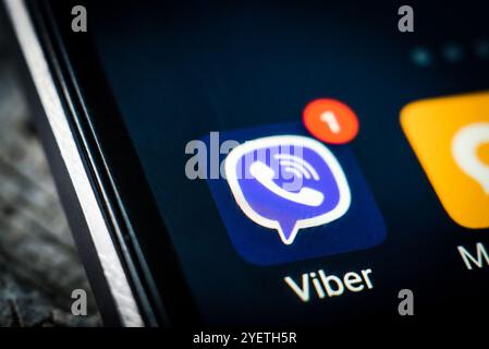 Charkiv, Ukraine - 23. April 2018: Viber Anwendungssymbol auf einem Smartphone-Bildschirm Stockfoto