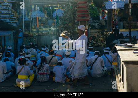 BALI, INDONESIEN - 27. FEBRUAR 2024 Urlaub im Pura Penataran Agung Lempuyang Tempel und Vulkan Agung auf Bali. Hochwertige Fotos Stockfoto