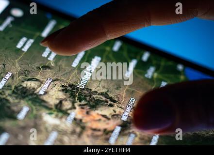 Charkiv, Ukraine - 12. November 2018: Nahaufnahme der Mädchenhand mit Tablet mit Google Map App auf dem Bildschirm mit dunklem Hintergrund Stockfoto