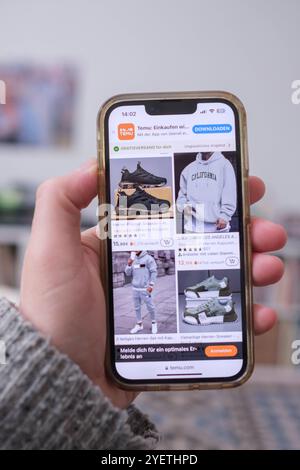 Hand hält Mobiltelefon auf der Website des chinesischen Unternehmens Temu zu sehen ist *** Hand hält ein Mobiltelefon mit der Website des chinesischen Unternehmens Temu Nordrhein-Westfalen Deutschland, Deutschland GMS17946 Stockfoto