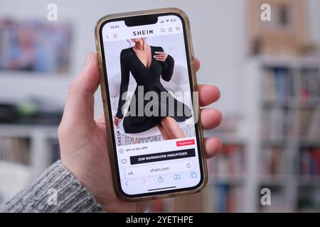 Hand hält Mobiltelefon auf der Website des chinesischen Unternehmens Shein zu sehen ist *** Hand hält ein Mobiltelefon mit der Website des chinesischen Unternehmens Shein Nordrhein-Westfalen Deutschland, Deutschland GMS17944 Stockfoto