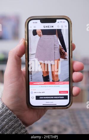 Hand hält Mobiltelefon auf der Website des chinesischen Unternehmens Shein zu sehen ist *** Hand hält ein Mobiltelefon mit der Website des chinesischen Unternehmens Shein Nordrhein-Westfalen Deutschland, Deutschland GMS17943 Stockfoto