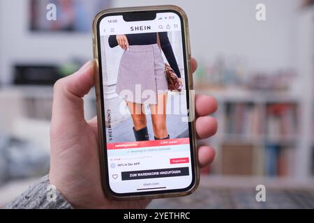 Hand hält Mobiltelefon auf der Website des chinesischen Unternehmens Shein zu sehen ist *** Hand hält ein Mobiltelefon mit der Website des chinesischen Unternehmens Shein Nordrhein-Westfalen Deutschland, Deutschland GMS17942 Stockfoto