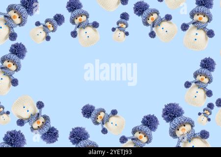 Fabelhaftes Weihnachtsmuster von gestrickten Schneemännern auf blauem Hintergrund. Wintermärchen mit eigenen Händen, Hobby. Frohe Weihnachten und Neujahr 2 Stockfoto