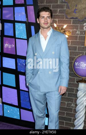 LOS ANGELES – 28. OKT: Gregg Sulkin bei The Wizards Beyond Waverly Place Premiere Red Carpet im El Capitan Theater am 28. Oktober 2024 in Los Angeles, KALIFORNIEN (Foto: Katrina Jordan/SIPA USA) Stockfoto