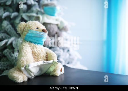 Zwei Teddybären tragen eine Schutzmaske. Coronavirus-Schutz. Spielzeugbär in Maske, um die Ausbreitung des Virus zu verhindern. Speicherplatz kopieren. Stockfoto