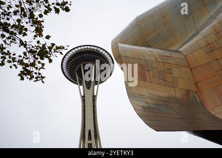 Blick auf das Space Needle and MoPop Museum in Seattle, Washington, USA Stockfoto