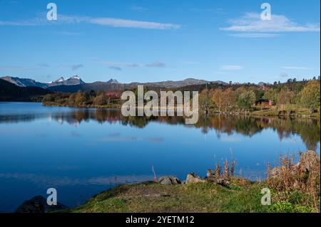 Eine Herbstszene am Ufer des Fjellsendvatnet – einem großen See, der von Wäldern und Bergen umgeben ist. Es liegt an der Autobahn E10 von Harsted nach S Stockfoto