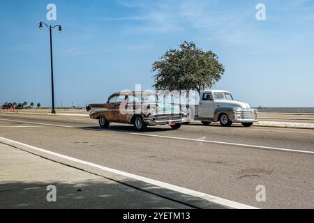 Gulfport, MS - 04. Oktober 2023: Weitwinkel-Eckansicht eines 1957 Chevrolet Bel Air Hardtops auf einer lokalen Autoshow. Stockfoto