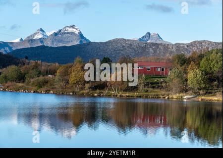 Eine Herbstszene am Ufer des Fjellsendvatnet – einem großen See, der von Wäldern und Bergen umgeben ist. Es liegt an der Autobahn E10 von Harsted nach S Stockfoto