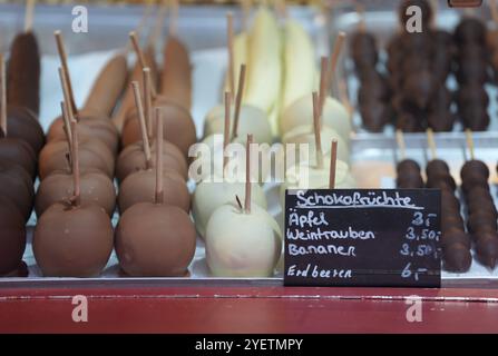 Hamburg, Deutschland. November 2024. Schokoladenfrüchte werden an einem Süßwarenstand auf dem Wandsbeker Winterzauber Weihnachtsmarkt ausgestellt. Quelle: Marcus Brandt/dpa/Alamy Live News Stockfoto