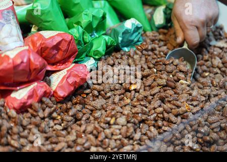 Hamburg, Deutschland. November 2024. In einem Süßwarenstand auf dem Wandsbeker Winterzauber liegen Tüten mit gerösteten Mandeln. Quelle: Marcus Brandt/dpa/Alamy Live News Stockfoto