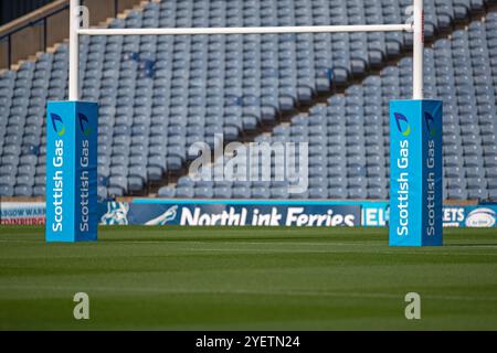 Edinburgh, Schottland, Vereinigtes Königreich, 1. November 2024 - das Spielfeld und die Tore werden vor dem Spiel der Scotland gegen Fiji Autumn Nations Series im Murrayfield Stadium, Edinburgh, aufgestellt.- Credit: Thomas Gorman/Alamy News Live Stockfoto