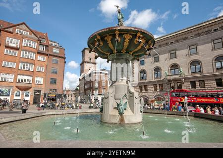 Brunnen der Wohltätigkeit (Caritas Brunnen), der älteste Brunnen in Kopenhagen (erbaut 1608 von König Christian IV., Gammeltorv, Kopenhagen, Dänemark Stockfoto