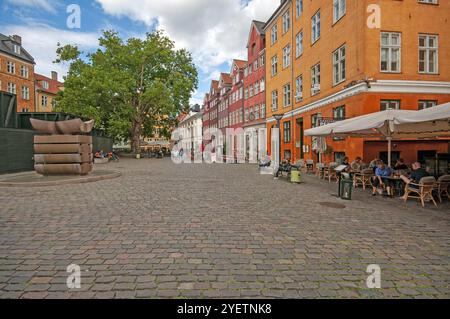 Gråbrødretorv (Platz Gråbrødre) mit dem Granitbrunnen des dänischen Bildhauers Søren Georg Jensen (1917–1982), Kopenhagen, Dänemark Stockfoto