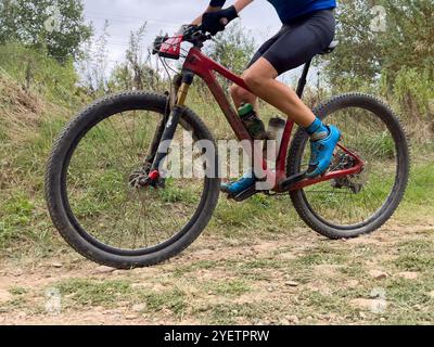 Sportler, der Mountainbike auf der Strecke im Cross Country-Rennen fährt Stockfoto