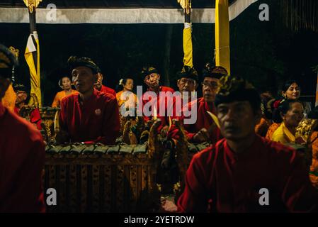 YOGYAKARTA, INDONESIEN - 4. AUGUST 2024 indonesische ethnische Musiker in traditionellen javanischen Kostümen, die Gamelan spielen. Hochwertige Fotos Stockfoto