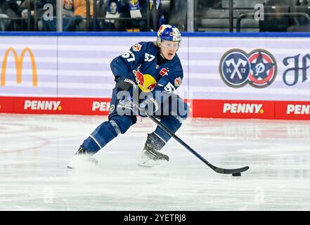 Emil Johansson (EHC Red Bull Muenchen, #57). GER, EHC Red Bull Muenchen vs. Koelner Haie, Eishockey, DEL, 14. Spieltag, Saison 2024/2025, 01.11.2024. Foto: Eibner-Pressefoto/Heike Feiner Stockfoto