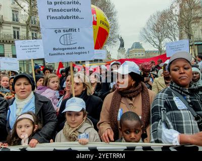 Paris, Frankreich, Menschenmenge, Kinder, Demonstration afrikanischer Migranten für das Recht auf dauerhaften Wohnraum, 'Droit au Logement, D.A.L.', N.G.O. Stockfoto