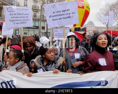 Paris, Frankreich, große Menschenmenge, Frauendemonstration afrikanischer Migranten für das Recht auf dauerhaften Wohnraum, "Droit au Logement, D.A.L.", N.G.O., Stockfoto